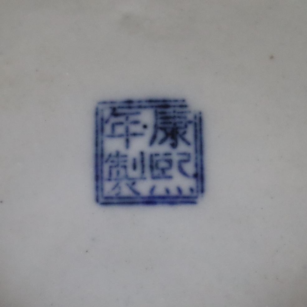 Blau-weiße Vase in Meiping-Form - China, Porzellan, Bemalung in Unterglasurblau mit blühenden Ranke - Image 7 of 7