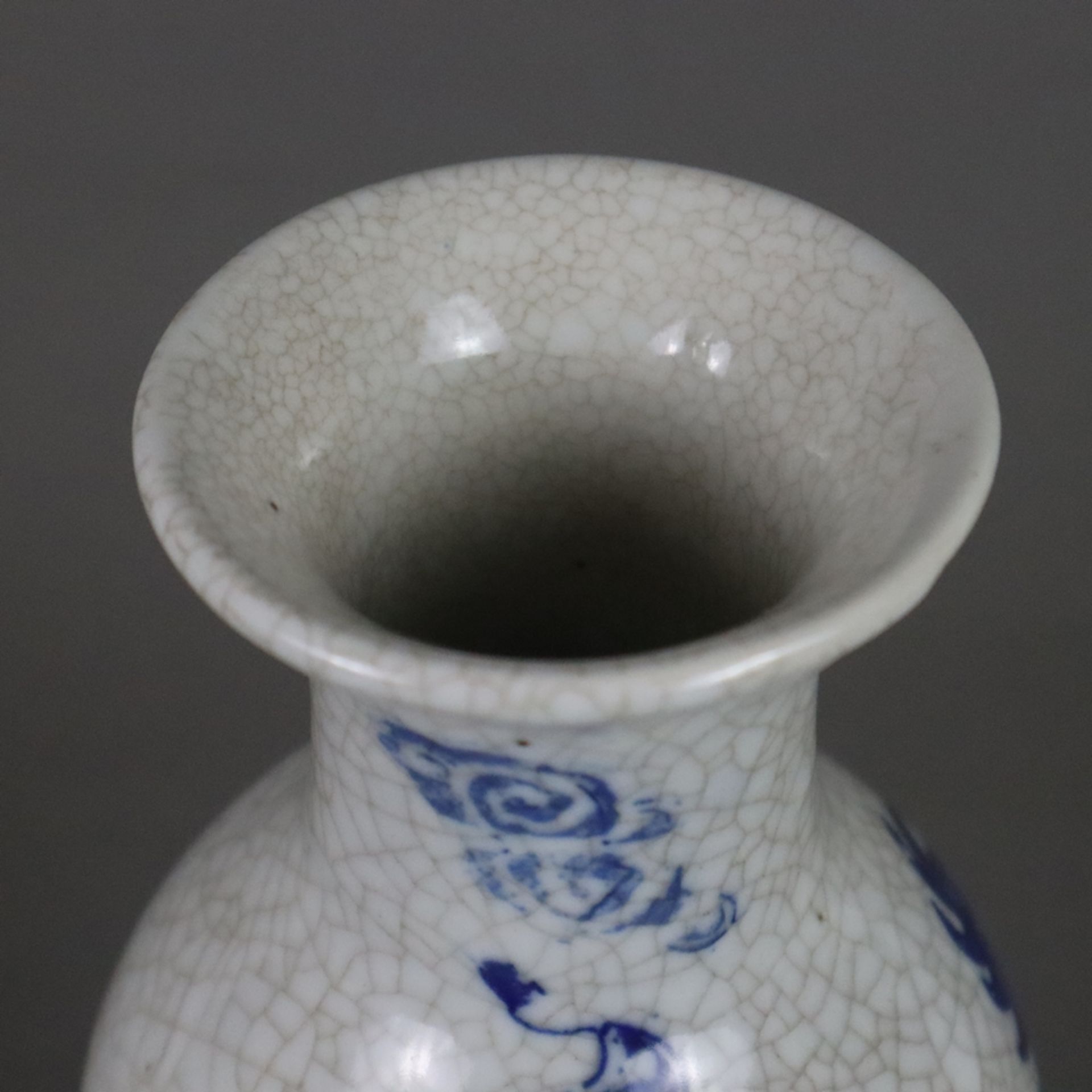 Balustervase - China, krakelierte Glasur des guan-yao-Typus, Drachenmotiv in Blau mit Abrieb, einge - Image 2 of 7