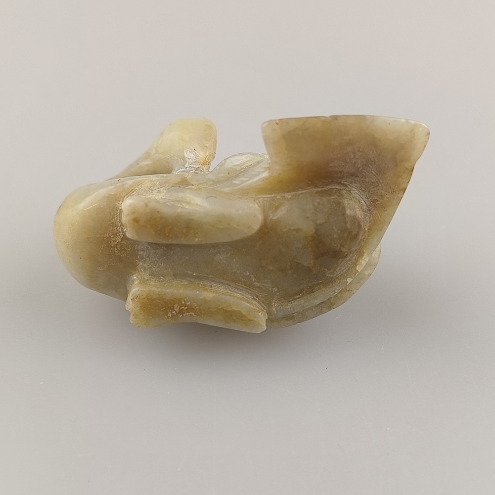 Jadefigur "Gans" - China, im Stil der Yuan-Dynastie, wohl vollrund geschnitzte Gans aus weißer Jade - Image 6 of 6