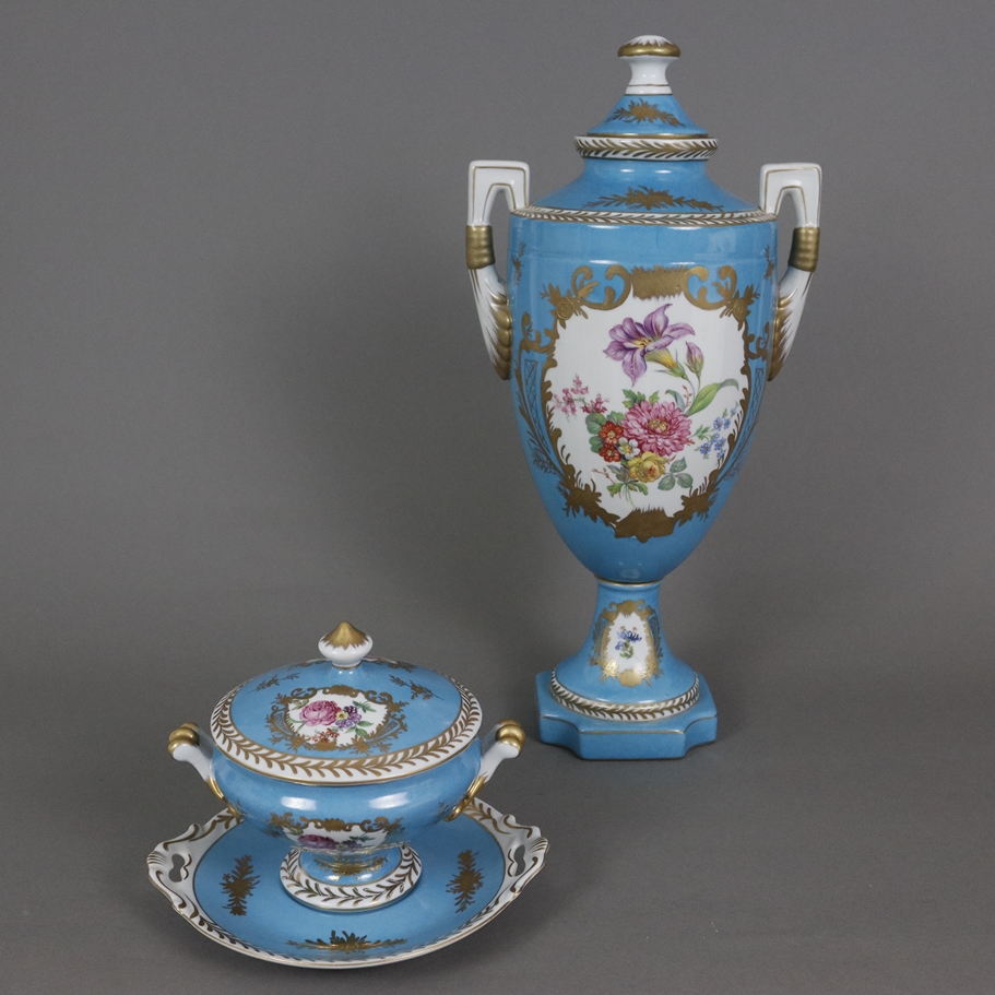 Henkelvase und kleine Deckelterrine mit Presentoir im Sèvres-Stil - 20. Jh., Porzellan, türkisblaue