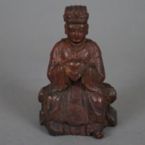 Figurine eines sitzenden Adligen mit Opfergabe - China, ausgehende Qing-Dynastie, um 1900, kleine H