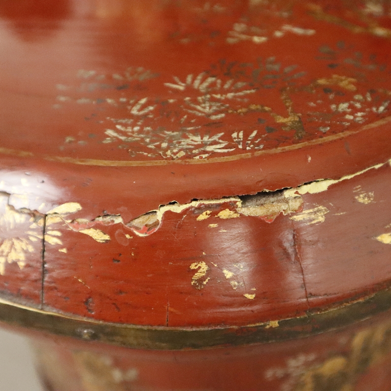 Tragbarer Hochzeitskorb - China, nach 1900, Holz teils floral geschnitzt, mit rotem Lack, Goldlackb - Image 11 of 12