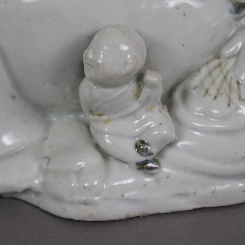 Glücksbuddha mit Kindern - China, der lachende Milefo, auch Budai genannt, sitzend in entspannter H - Image 6 of 10