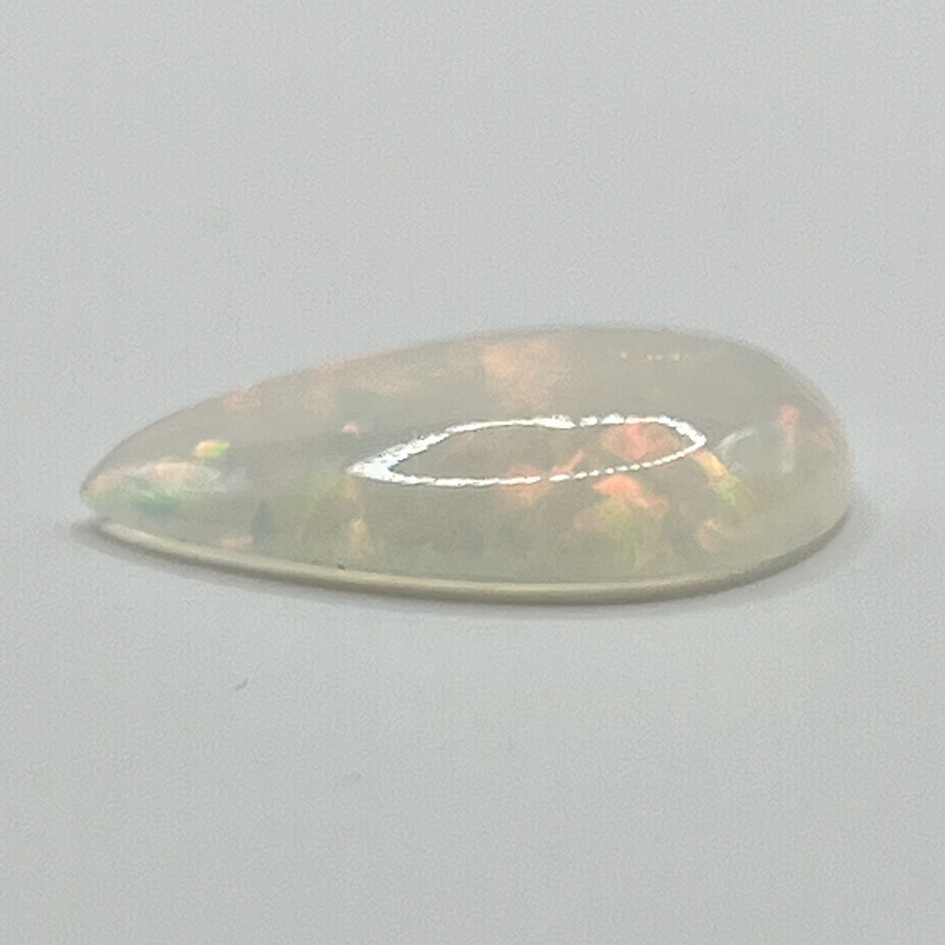 Loser Opal - 3,93 ct, Herkunft: Äthiopien, weiß mit Farbenspiel, Cabochon, Maße: 18 x 11,9 x 4 mm, 
