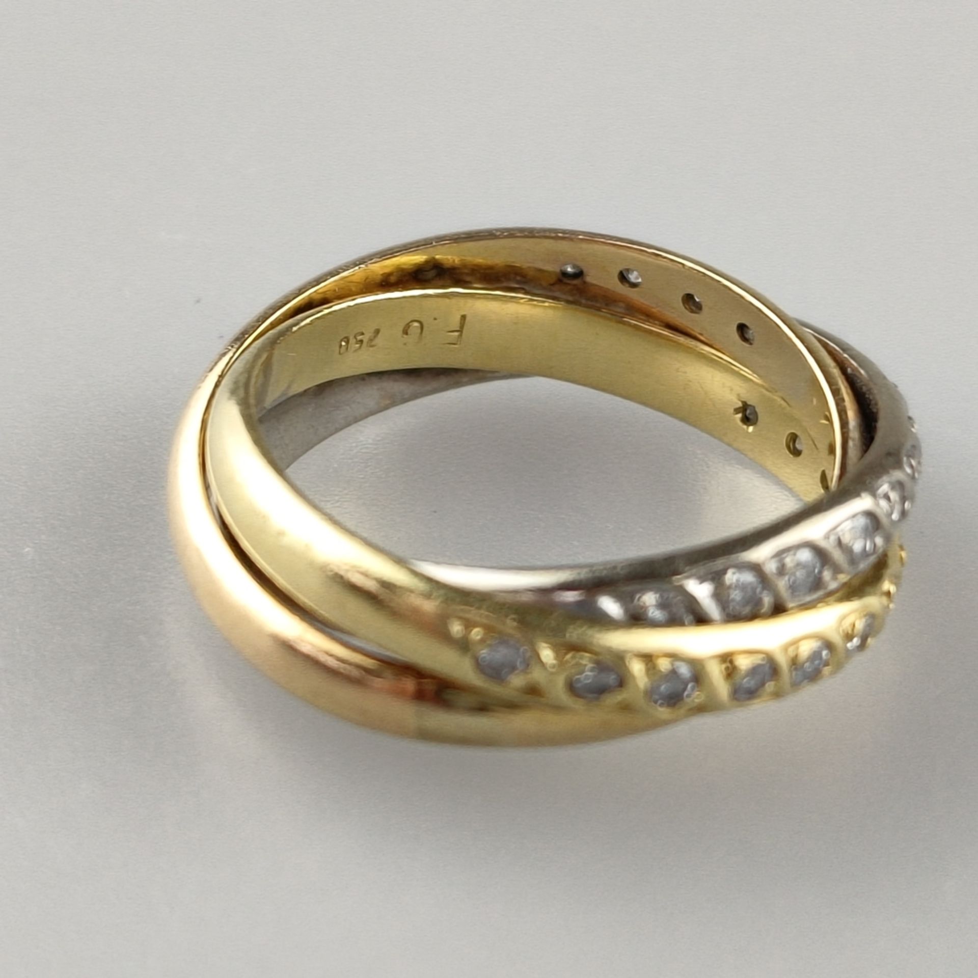 Trinity-Ring mit Diamanten - dreifarbig: Weiß-/Rosé-/Gelbgold 750/000 (18 K), gestempelt, ausgefass - Bild 4 aus 5