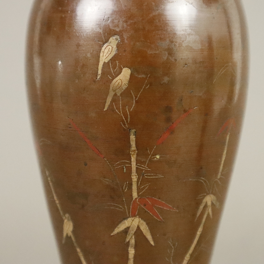 Vasenpaar - wohl China 19. Jh., schlanker Balusterkorpus, bronziertes Weißmetall mit feinen Buntmet - Image 5 of 8