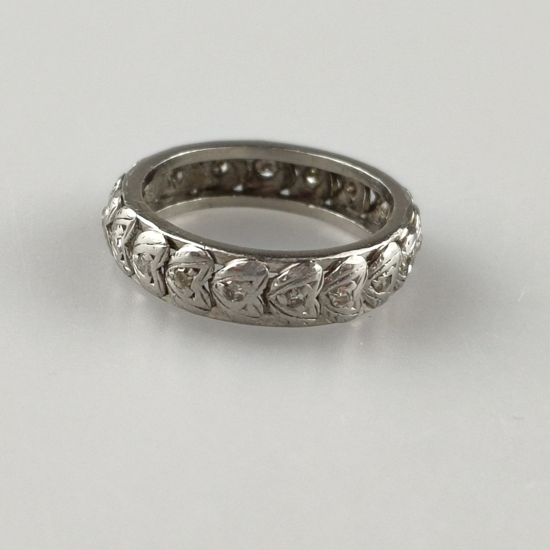 Memory-Ring mit kleinen Diamanten - Platin, 1940er Jahre, rundum Herzmuster fein ziseliert und verz - Image 3 of 5