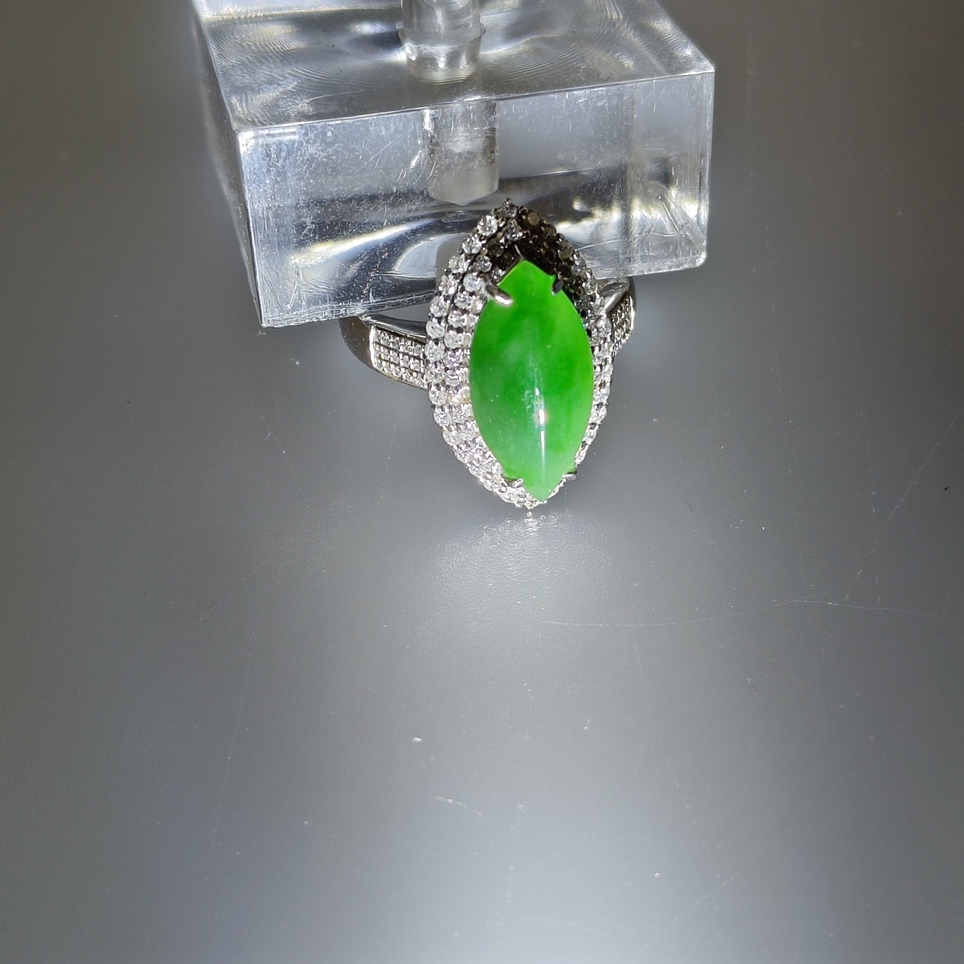 18K-Jadering mit Diamanten - Weißgold 750/000 (18K), navetteförmiger Ringkopf mit grüner Jade von c - Image 7 of 7