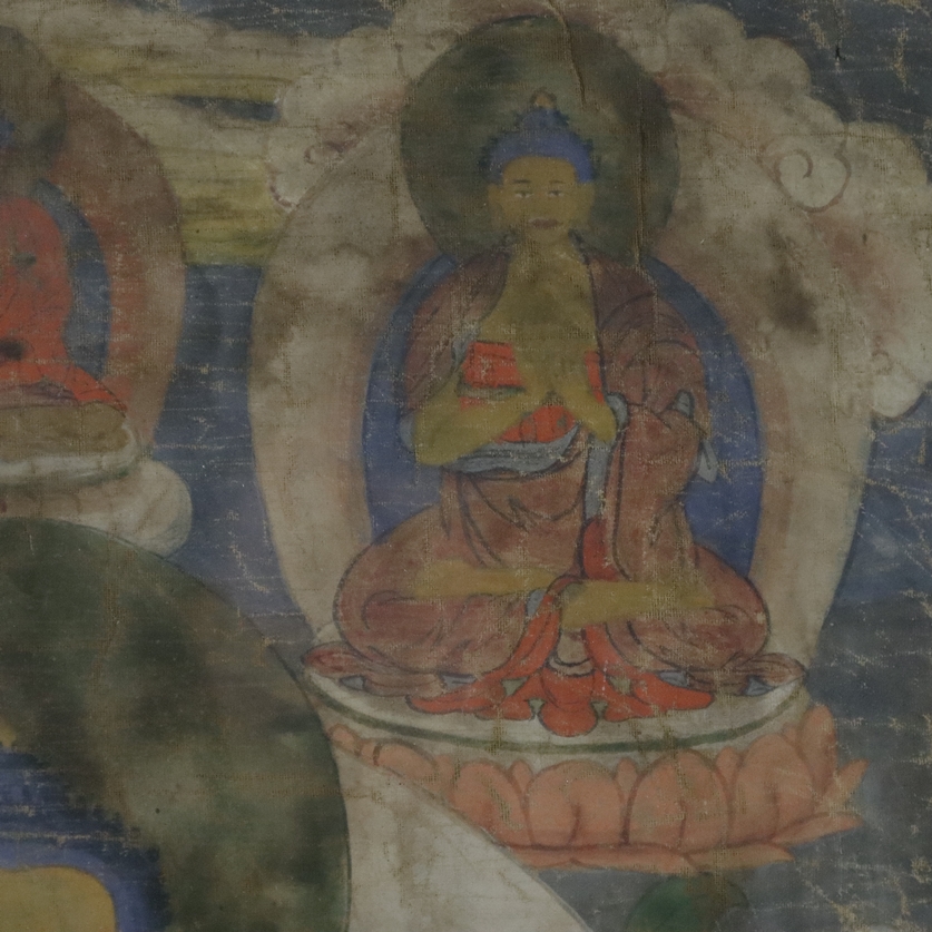 Thangka mit Buddha Shakyamuni - Tibet, 19.Jh., Gouache auf Leinwand, in der Mitte auf einem Lotosth - Image 6 of 12