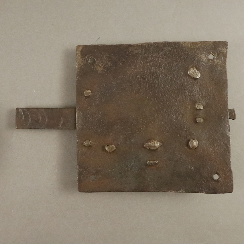 Zwei antike Schlösser mit Schlüssel - 18./19. Jh., Eisen, 1x Truhenschloss, L. 16,8 cm, 1x großes S - Image 3 of 7