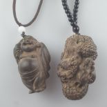 Zwei Holzanhänger - China, Holz fein geschnitzt, 1x zusammengekauerter Drache mit Perle, 1x stehend