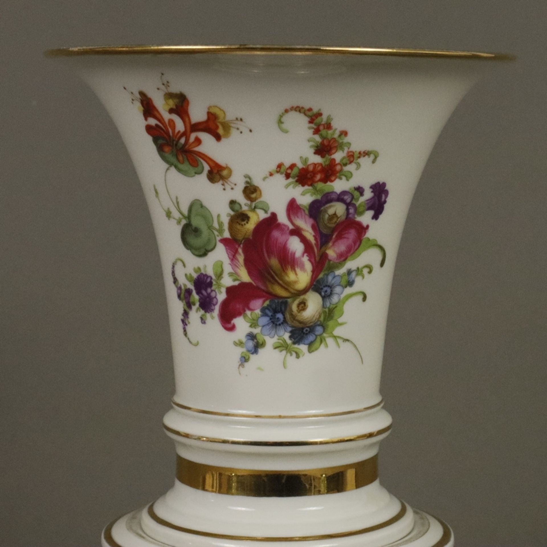 Vase mit Postament - Fürstenberg, 19. Jh., Porzellan, polychrom lithografierter Blumendekor, Goldst - Bild 3 aus 8