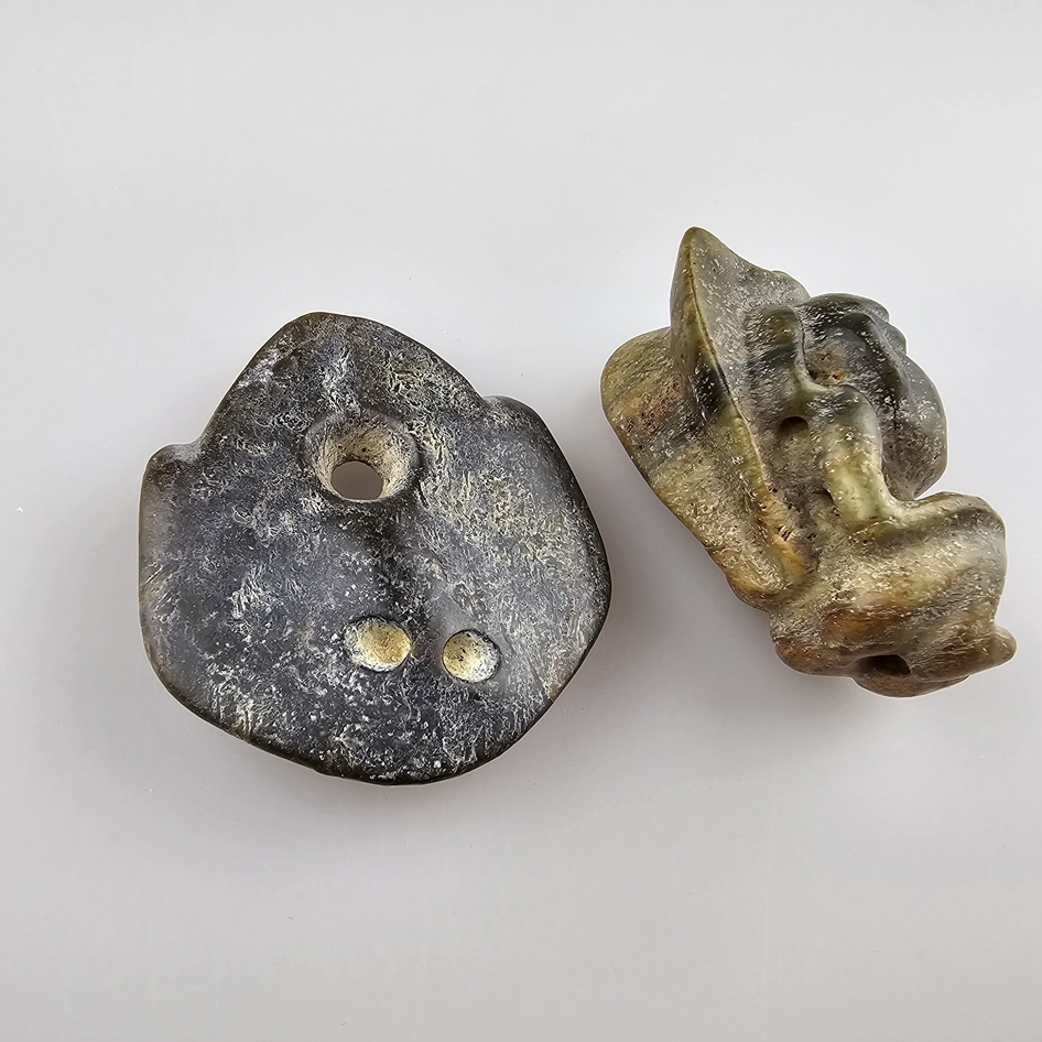 Vier Jade-/Steinschnitzereien im Hongshan-Stil - China, Qing-Dynastie oder früher, 1 Zhulong „Schwe - Image 6 of 7