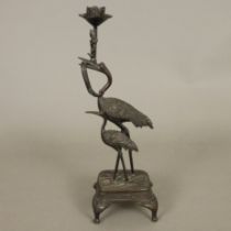 Figürlicher Leuchter - China, 20. Jh., Bronze, braun patiniert, zwei vollrund gearbeitete Kraniche