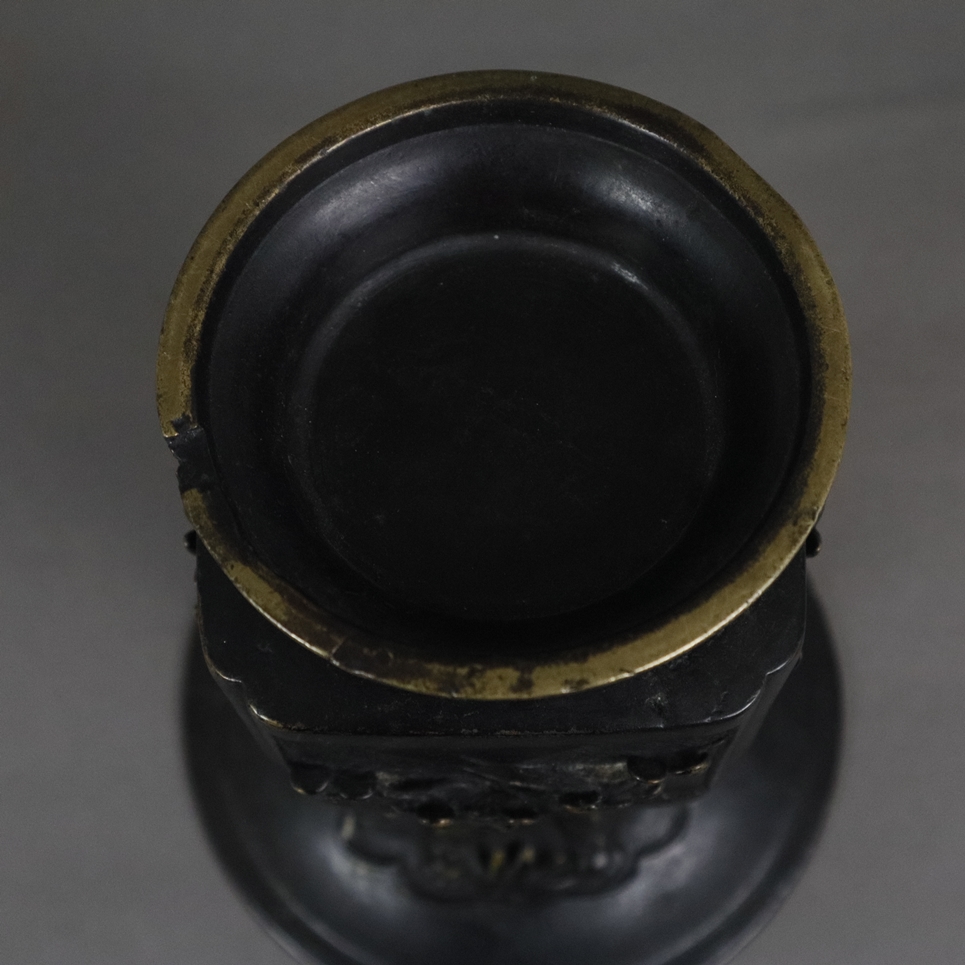 Vase - Japan / China, Bronzelegierung, dunkel patiniert, gefußter Vierkantkorpus mit Trompetenmündu - Image 8 of 8