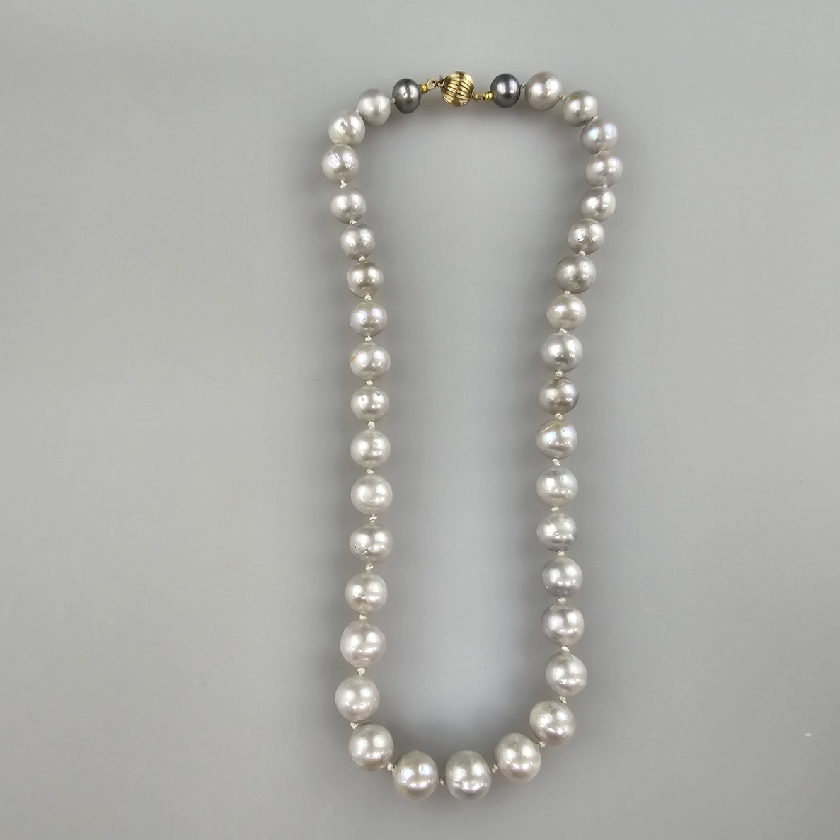 Perlenkette - Kette mit 36 hellgrauen Perlen von 10 bis 12 mm Dm., und 2 (wohl) Tahiti-Perlen von 1 - Image 3 of 6