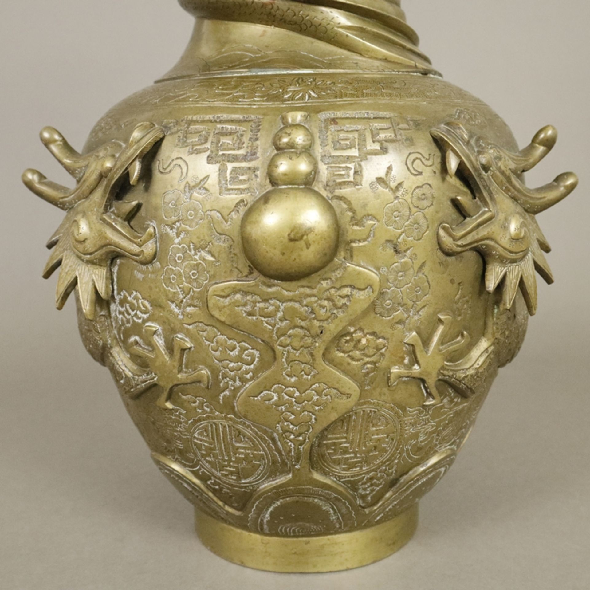 Drachenvase als Lampenfuß - China, um 1900, Messing, reich verzierter Vasenkorpus mit umlaufendem o - Bild 6 aus 10
