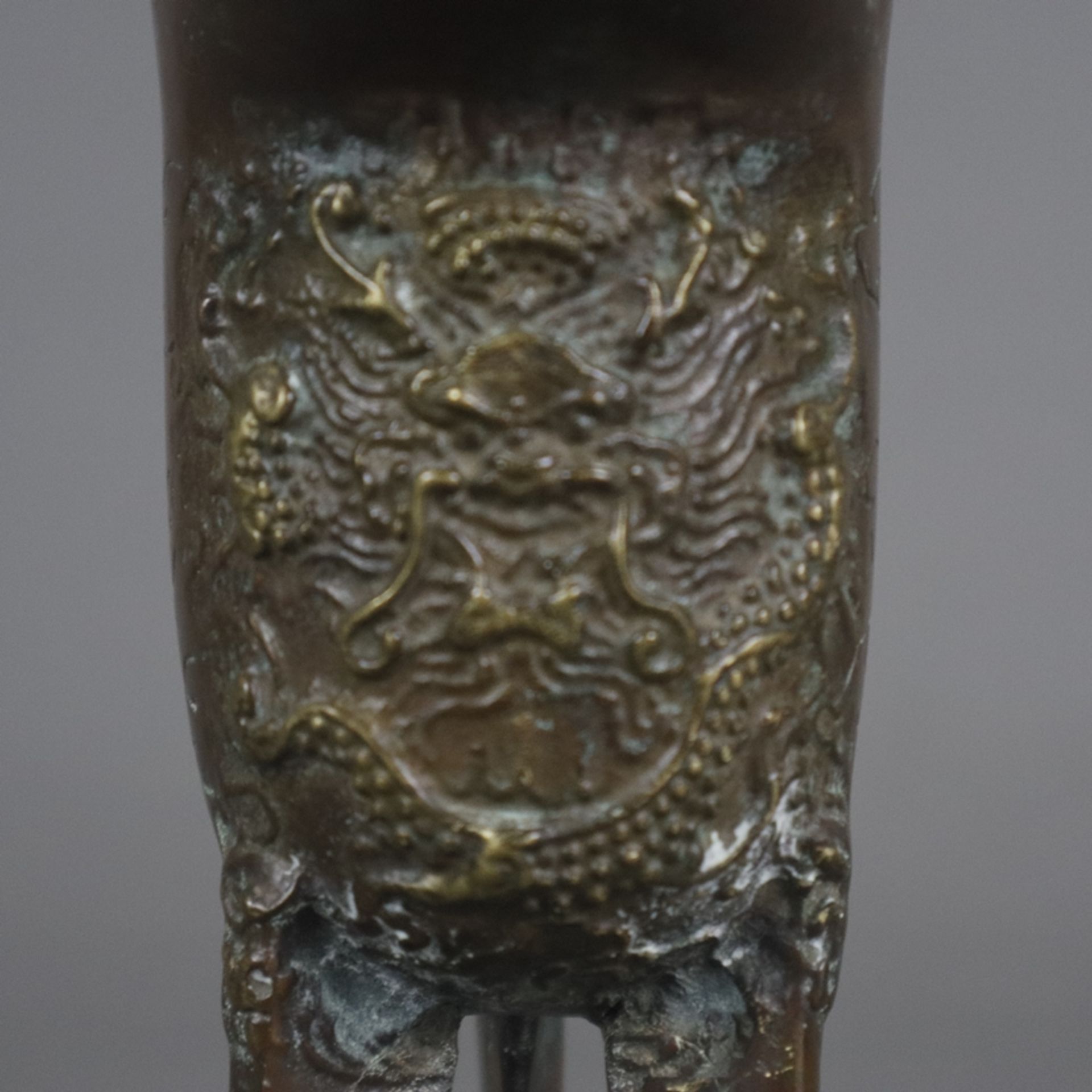 Tripodes Gefäß vom archaischen Typ „jue“ - China, Bronzelegierung, in Relief Drache mit flammendem  - Bild 3 aus 6