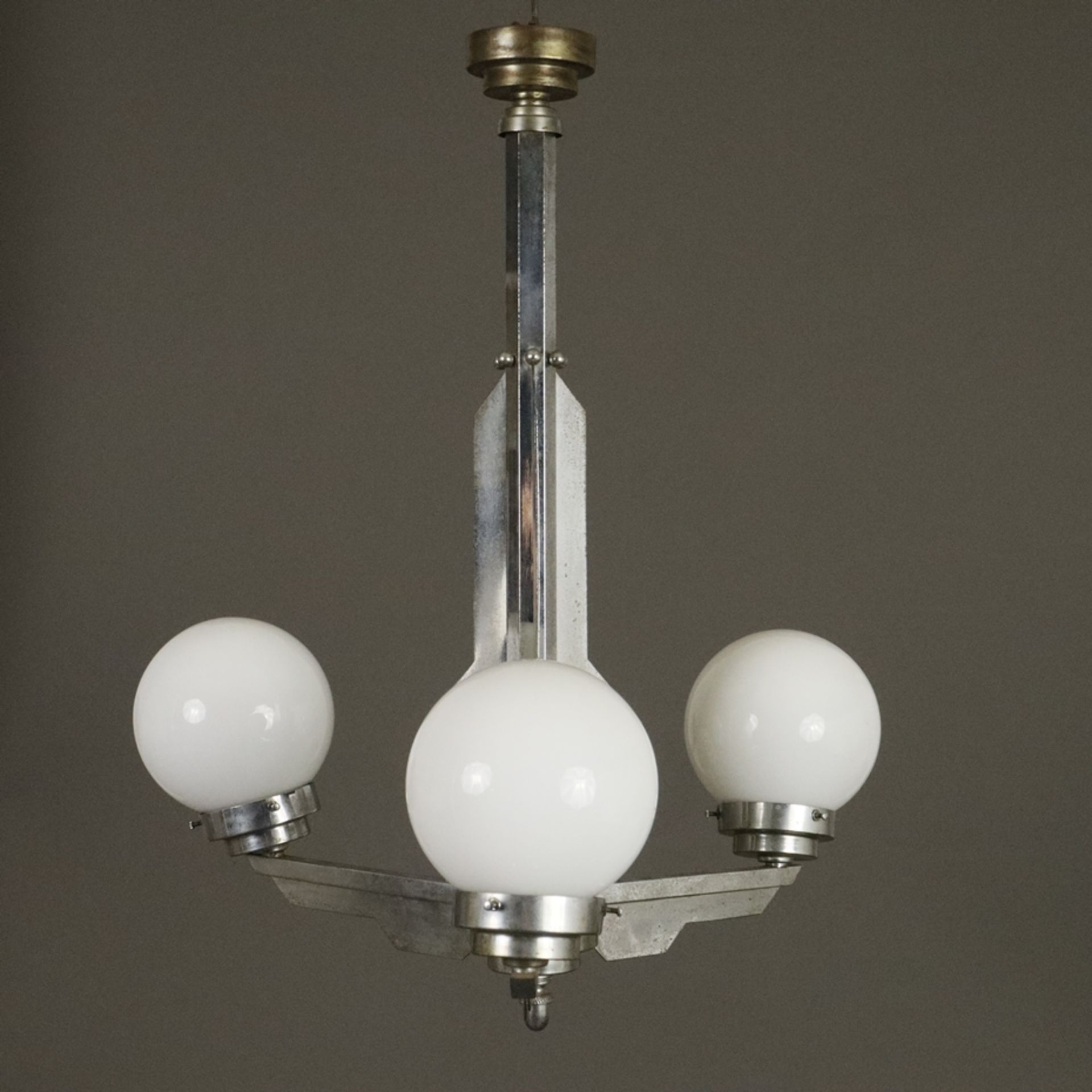 Art Déco-Deckenlampe - Frankreich um 1920/30, dreiarmiges Metallgestell mit drei Opalglas-Kugelschi