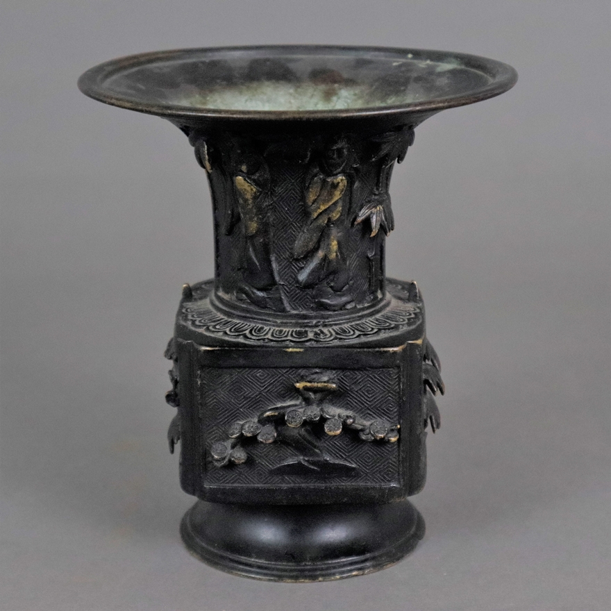 Vase - Japan / China, Bronzelegierung, dunkel patiniert, gefußter Vierkantkorpus mit Trompetenmündu
