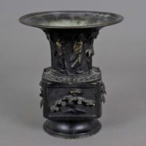 Vase - Japan / China, Bronzelegierung, dunkel patiniert, gefußter Vierkantkorpus mit Trompetenmündu