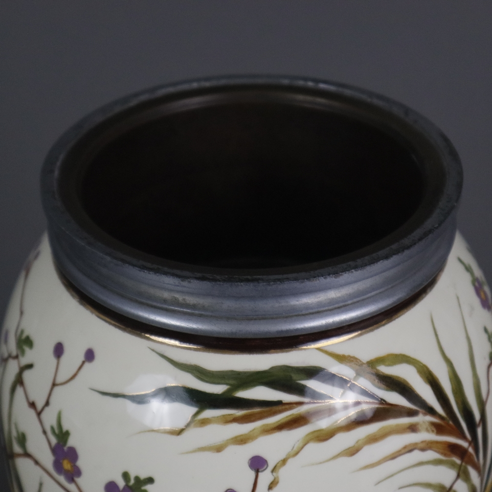 Jugendstil-Blumengefäß - um 1900/Anfang 20. Jh., Keramikkorpus, farbig und gold bemalt mit Vogeldek - Image 2 of 9