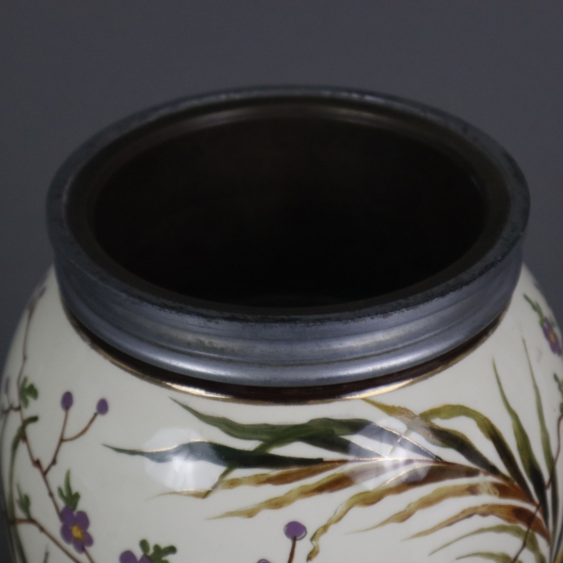Jugendstil-Blumengefäß - um 1900/Anfang 20. Jh., Keramikkorpus, farbig und gold bemalt mit Vogeldek - Bild 2 aus 9