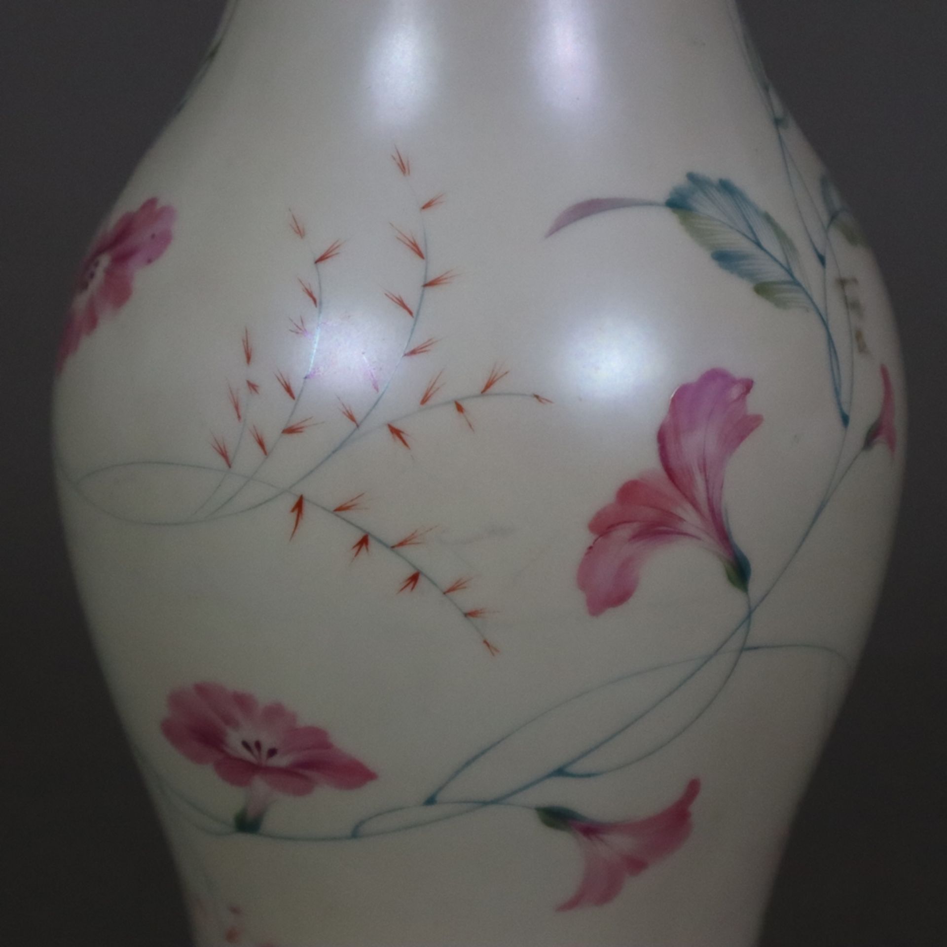 Balustervase - Rosenthal, Porzellan mit matter cremefarbener Glasur und feiner Blütenbemalung, Wind - Image 5 of 7