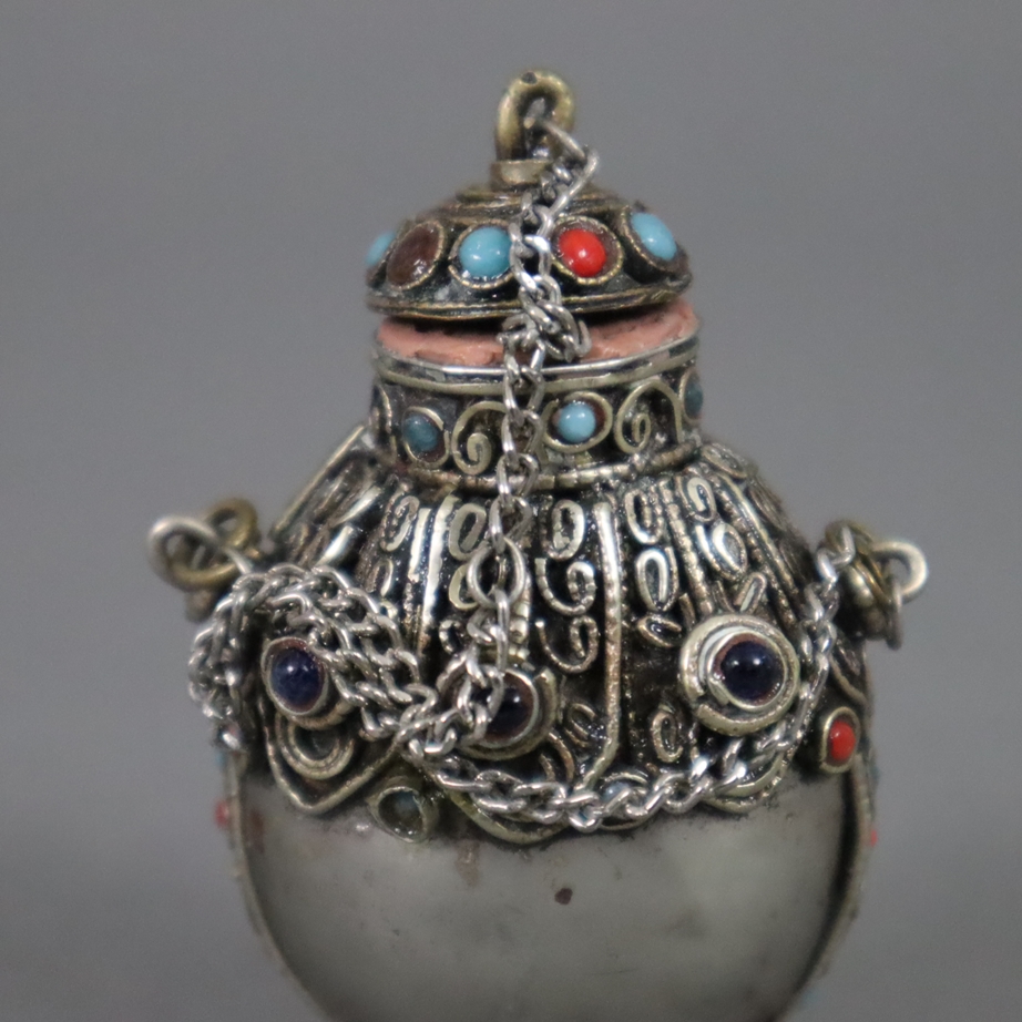 Snuffbottle - niedrig legiertes Silber bzw. versilbert, Wandung mit aufgelegten Ornamenten und mit - Image 5 of 6