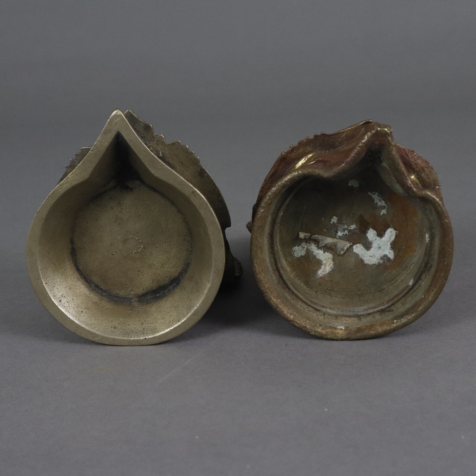 Zwei Diya-Öllampen - Indien, vor 1900, Bronzelegierung, in typischer runder Form mit kleiner Tülle - Image 9 of 9
