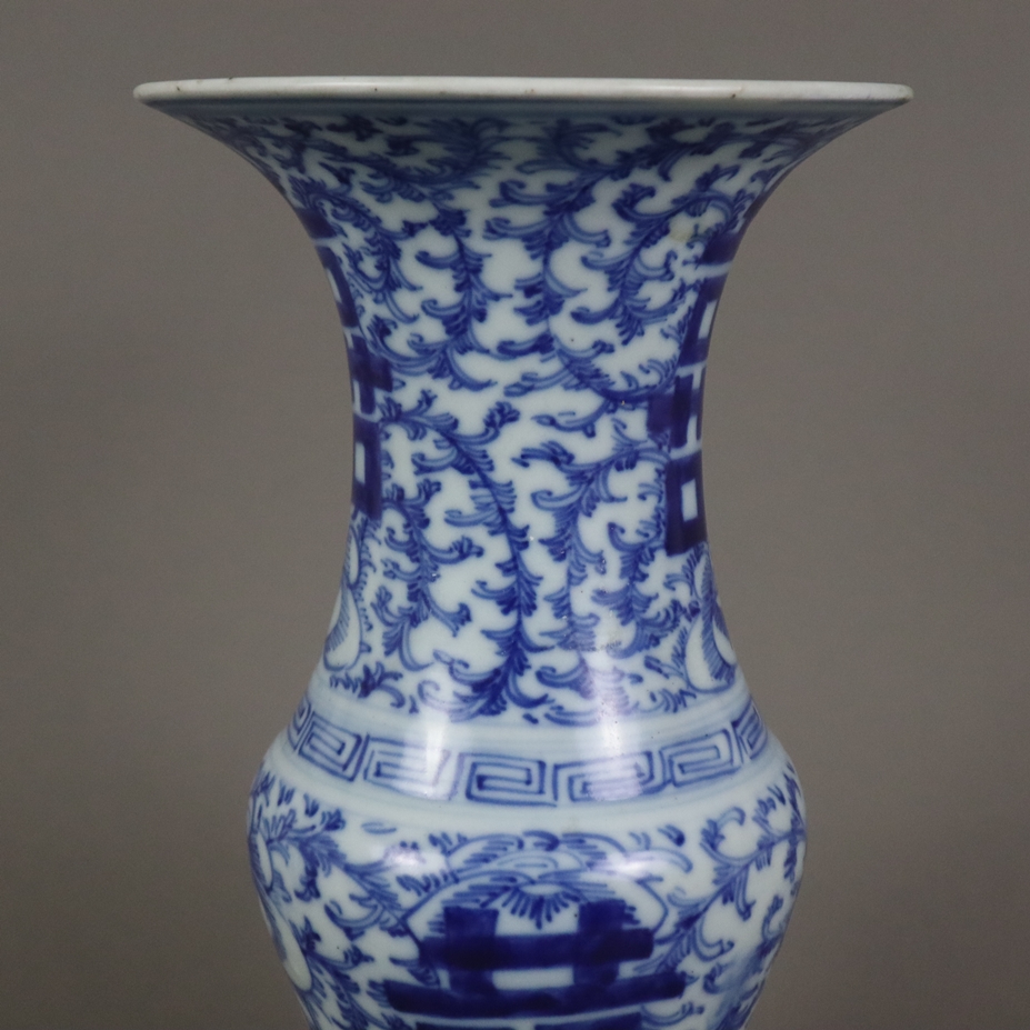 Blau-weiße Balustervase - China, ausgehende Qing-Dynastie, spätes 19. Jh., sog. „Hochzeitsvase“, Po - Image 3 of 8