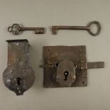 Zwei antike Schlösser mit Schlüssel - 18./19. Jh., Eisen, 1x Truhenschloss, L. 16,8 cm, 1x großes S