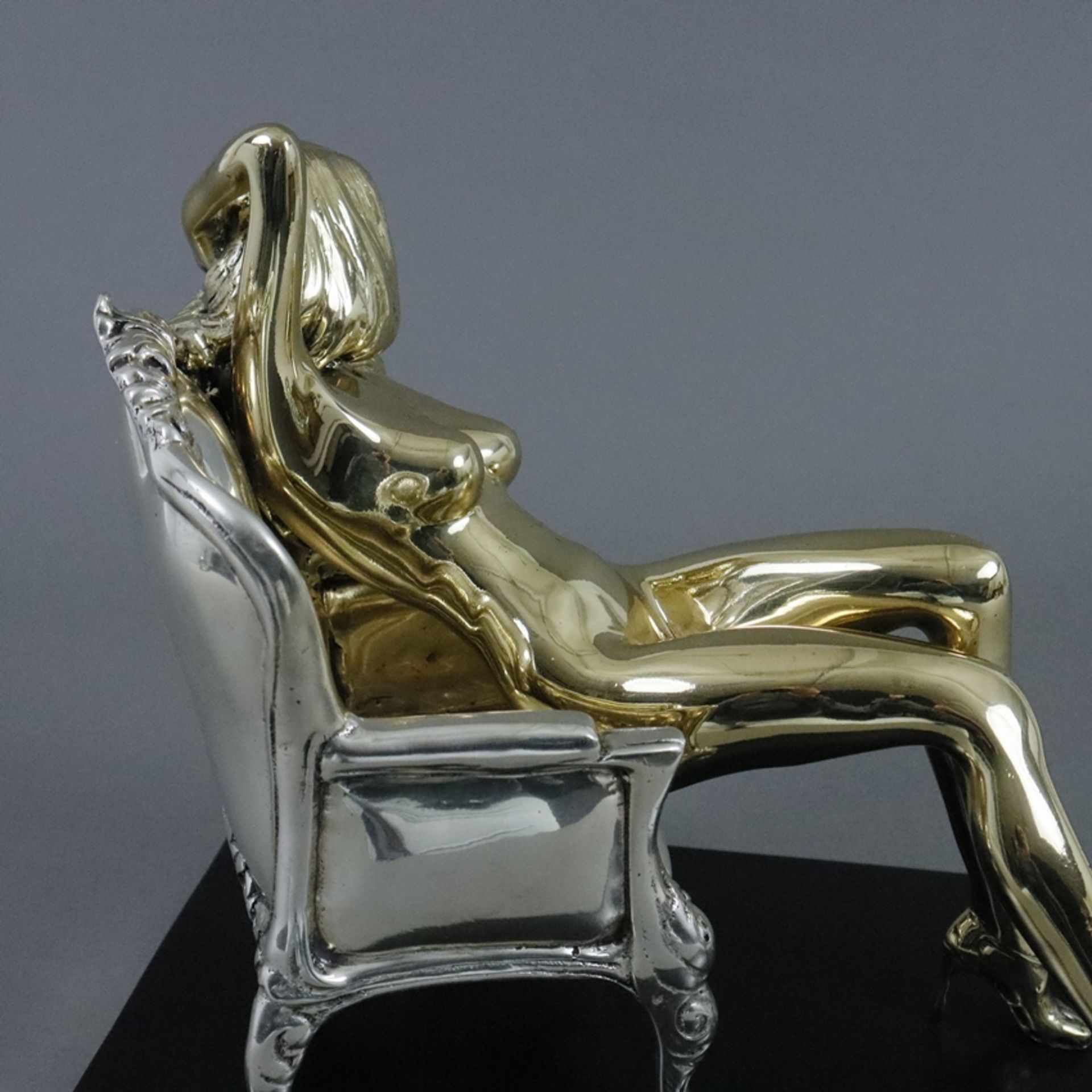 Erotische Frauenfigur 'Rosemary'' - exklusives Design, Damenakt in lasziver Pose auf Sessel, Messin - Bild 7 aus 9