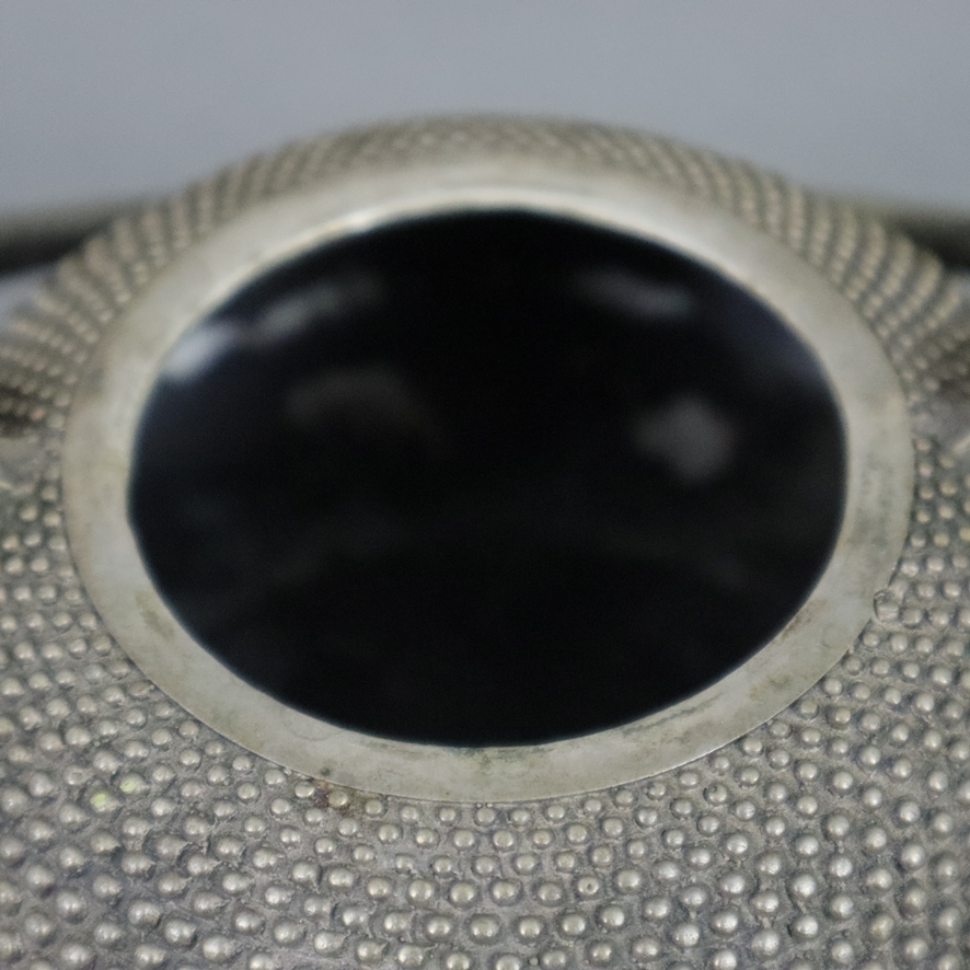 Kleine Metallkanne in japanischem Stil - China, rundliche Form geschwungener Bügelhenkel mit vollru - Image 4 of 8