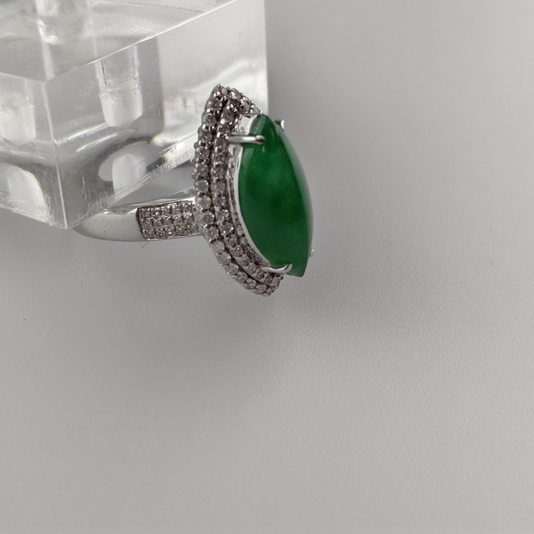 18K-Jadering mit Diamanten - Weißgold 750/000 (18K), navetteförmiger Ringkopf mit grüner Jade von c - Image 6 of 7