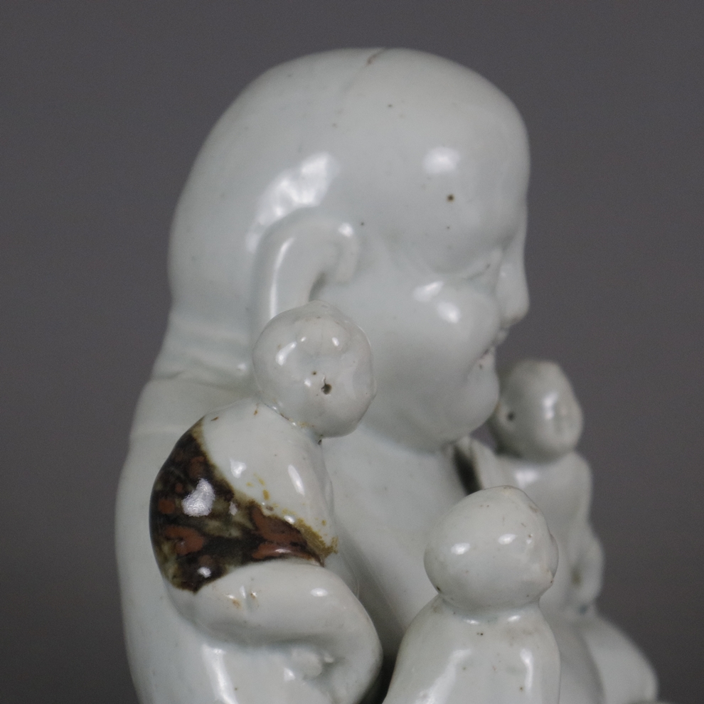 Glücksbuddha mit Kindern - China, der lachende Milefo, auch Budai genannt, sitzend in entspannter H - Image 7 of 10