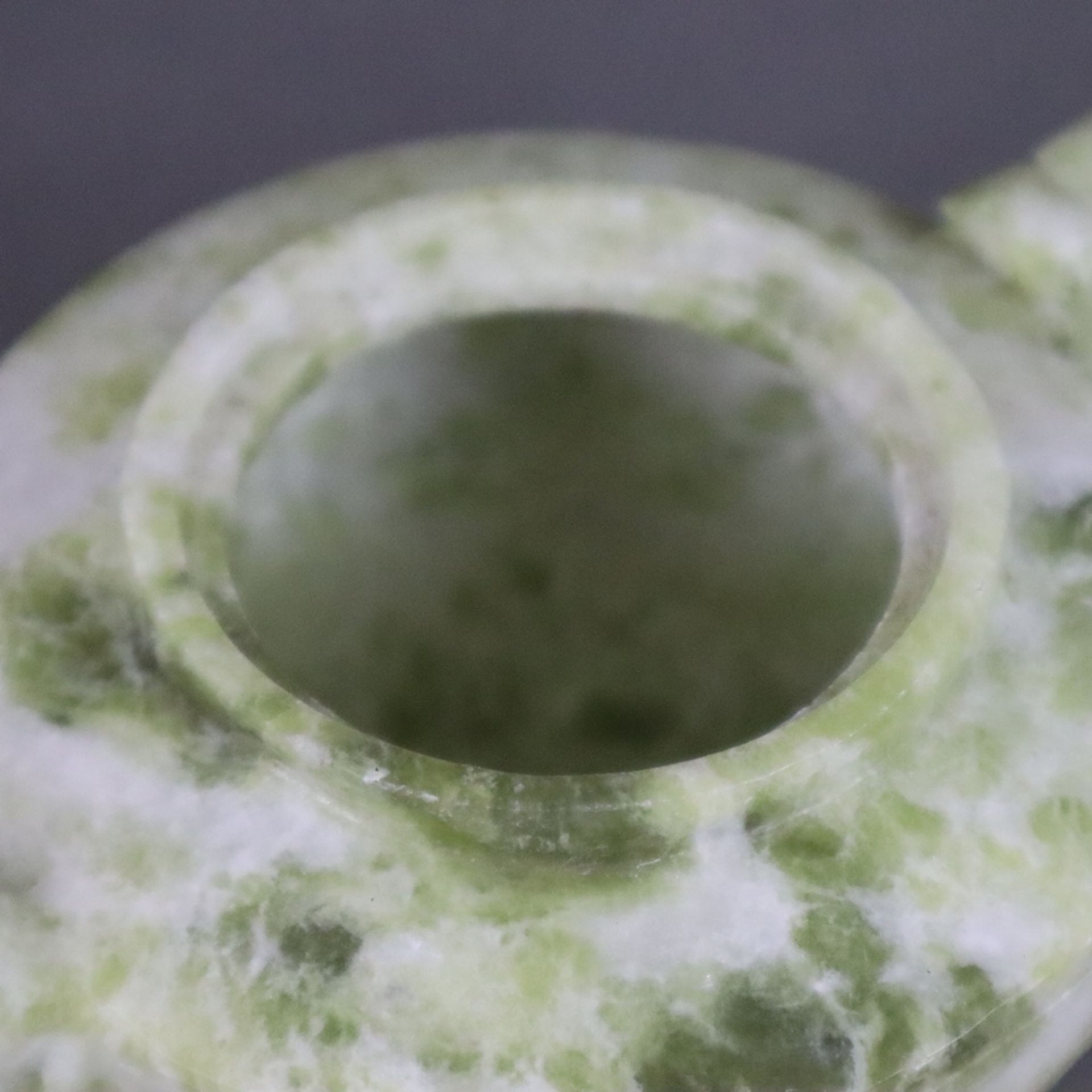 Zierkanne aus Jade - China, Schnitzarbeit aus heller grünlich marmorierter Jade, der Henkel ist ver - Bild 3 aus 8