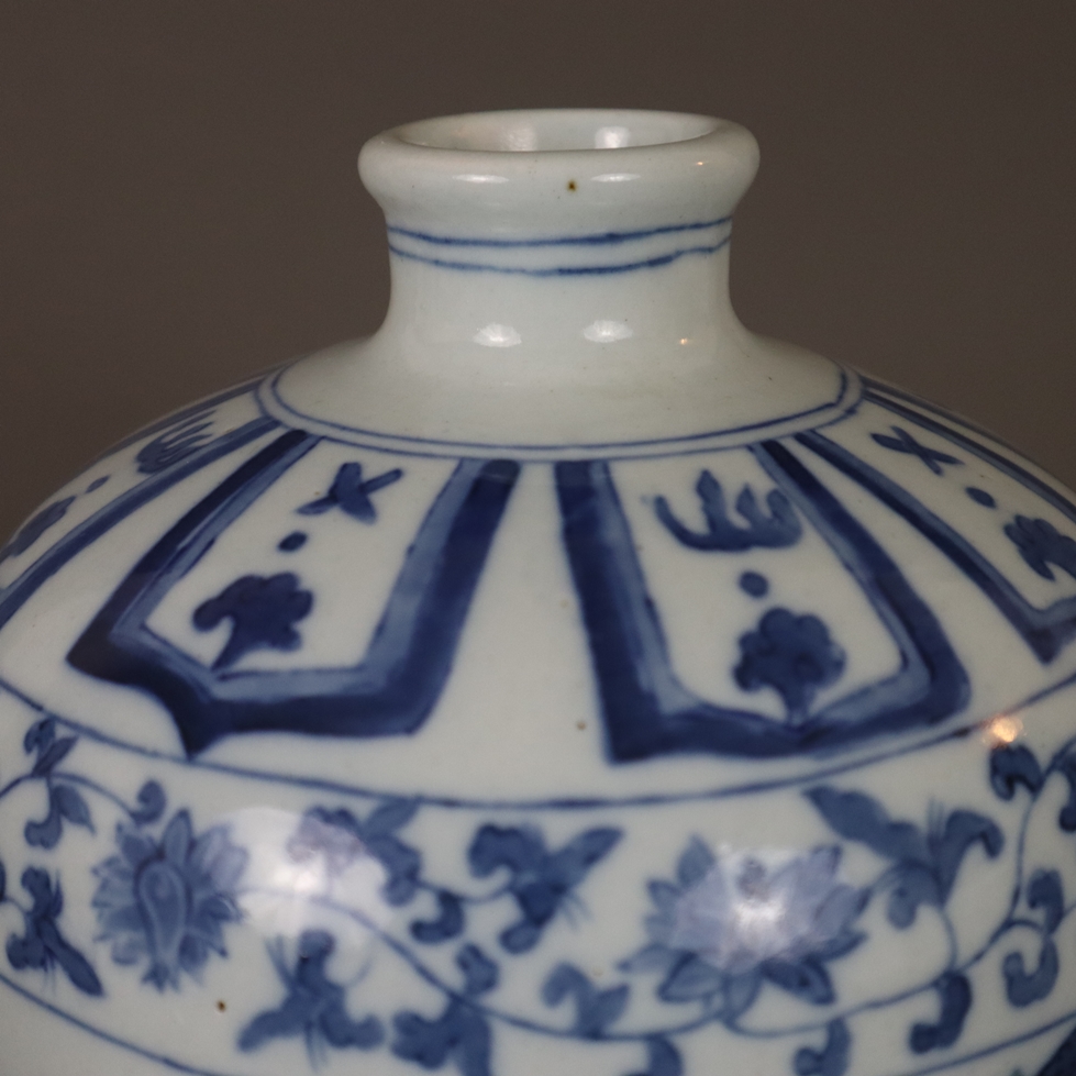 Blau-weiße Vase in Meiping-Form - China, Porzellan, Bemalung in Unterglasurblau mit blühenden Ranke - Image 2 of 7