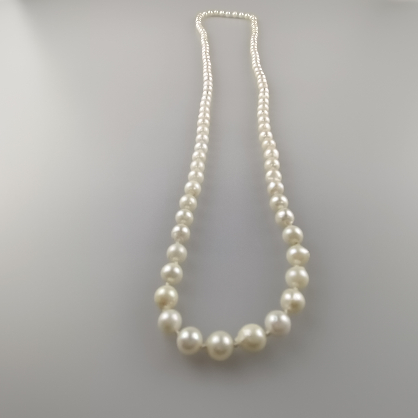 Perlenkette - 20.Jh., ca.104 cremefarbene Zuchtperlen mit teils silbrigem Lüster, unregelmäßig rund - Image 3 of 5