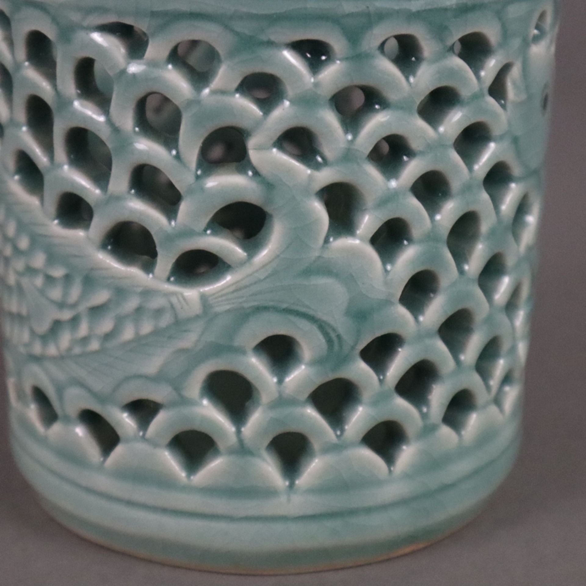 Pinselbecher - China, 20. Jh., Keramik mit bläulicher Glasur, zylindrische Wandung umlaufend mit We - Bild 5 aus 6