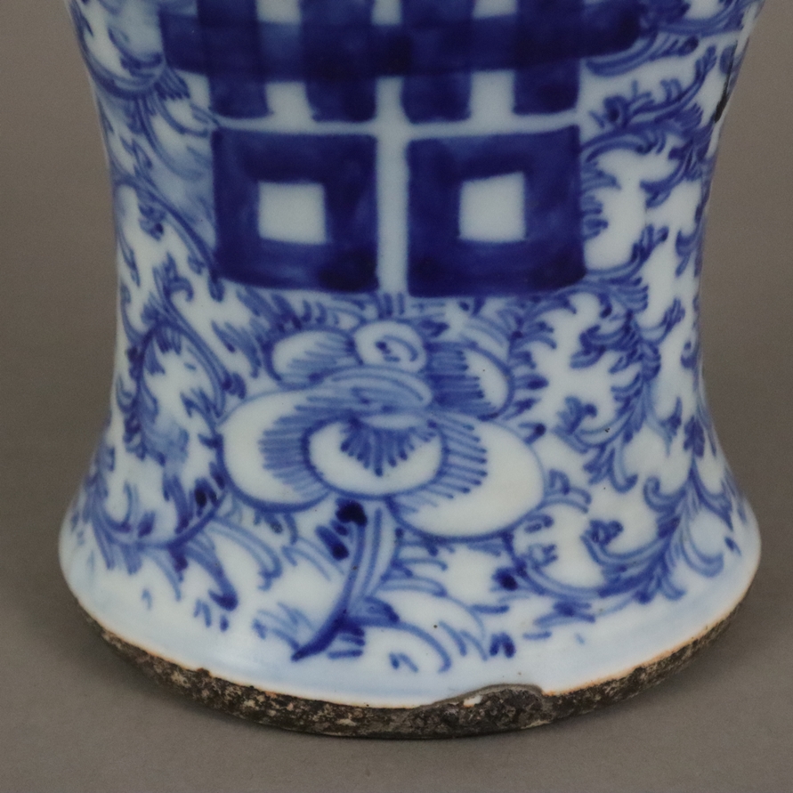 Blau-weiße Balustervase - China, ausgehende Qing-Dynastie, spätes 19. Jh., sog. „Hochzeitsvase“, Po - Image 7 of 8