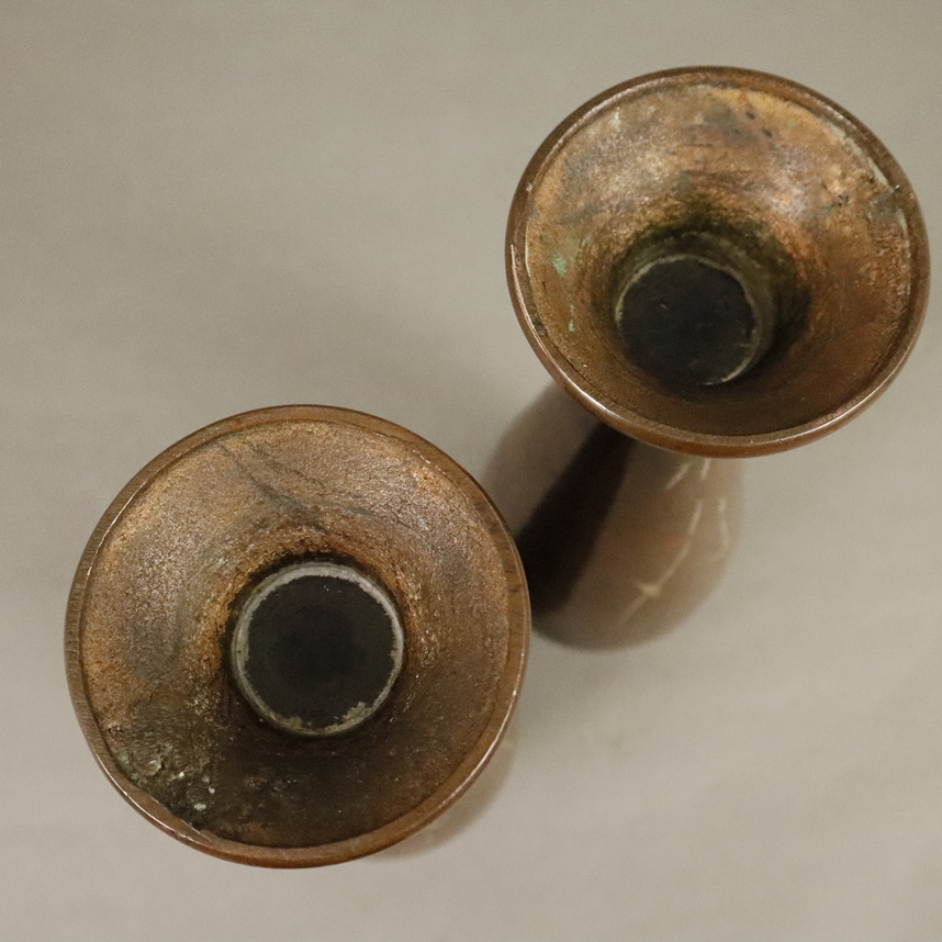 Vasenpaar - wohl China 19. Jh., schlanker Balusterkorpus, bronziertes Weißmetall mit feinen Buntmet - Image 8 of 8
