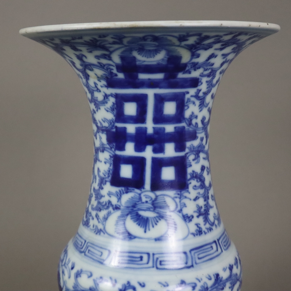 Blau-weiße Balustervase - China, ausgehende Qing-Dynastie, spätes 19. Jh., sog. „Hochzeitsvase“, Po - Image 4 of 8