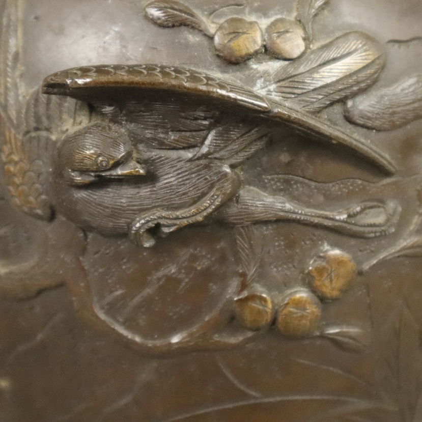 Bronzevase - Japan, wohl Meiji-Zeit, Bronze, braun patiniert, auf der Wandung umlaufend halbrundes - Image 3 of 9