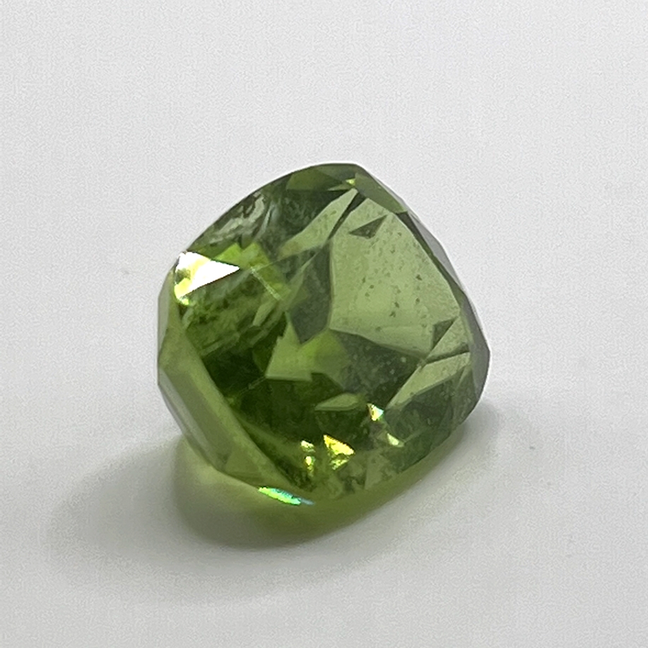 Loser Peridot - 9,51ct, olivgrün, Facettenschliff, Maße: 12,9 x 10,4 x 8,8 mm, Zertifikat GGI (Gala - Image 2 of 5