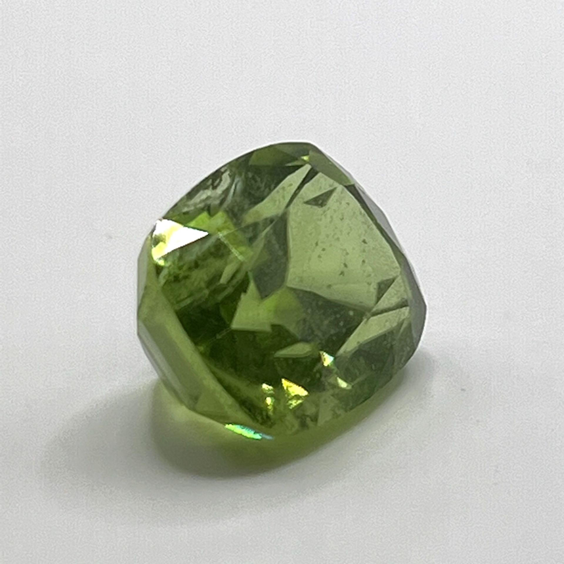 Loser Peridot - 9,51ct, olivgrün, Facettenschliff, Maße: 12,9 x 10,4 x 8,8 mm, Zertifikat GGI (Gala - Bild 2 aus 5