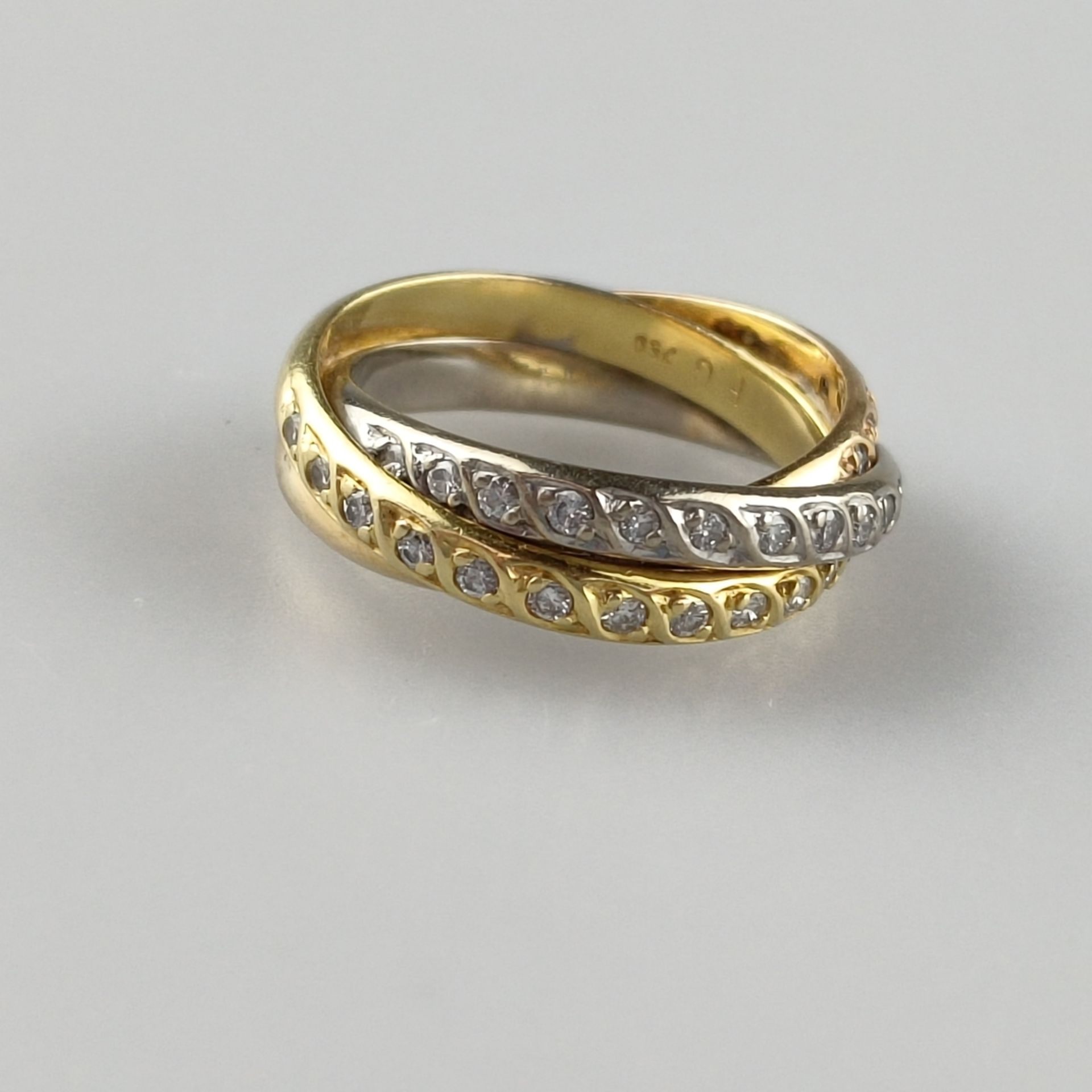 Trinity-Ring mit Diamanten - dreifarbig: Weiß-/Rosé-/Gelbgold 750/000 (18 K), gestempelt, ausgefass - Bild 3 aus 5