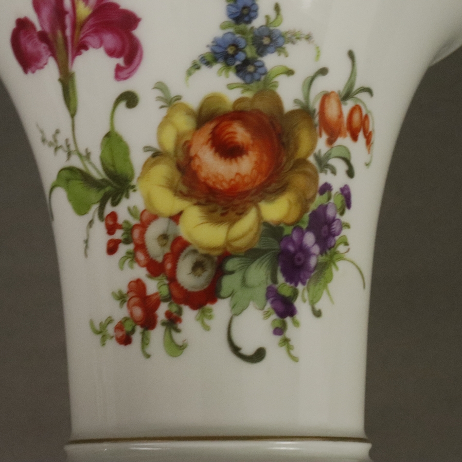 Vase mit Postament - Fürstenberg, 19. Jh., Porzellan, polychrom lithografierter Blumendekor, Goldst - Image 7 of 8