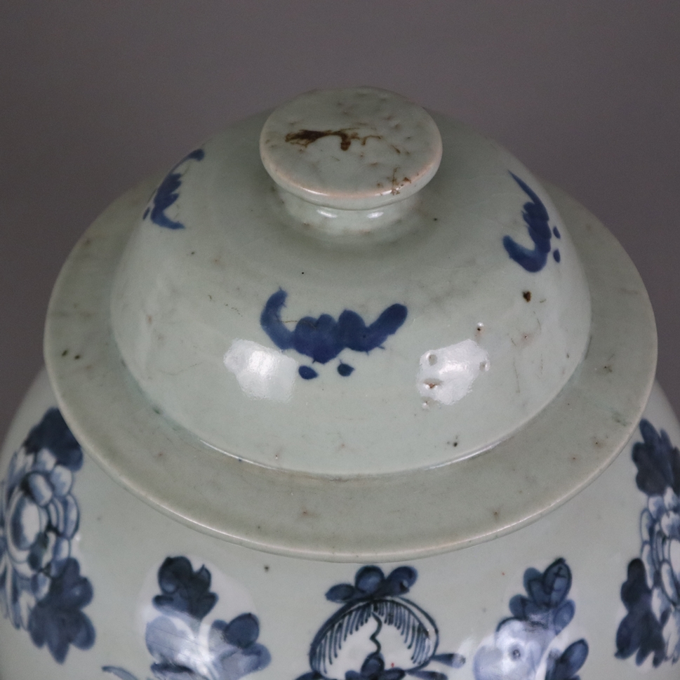 Schultervase mit Deckel - China um 1900, Porzellan, sehr helle Seladonglasur, schauseitig Floralmot - Image 2 of 11