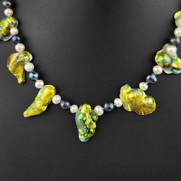Extravagante Halskette - 14 unregelmäßig geformte naturgewachsene Perlmuttelemente, grün-gelb schil - Image 2 of 6